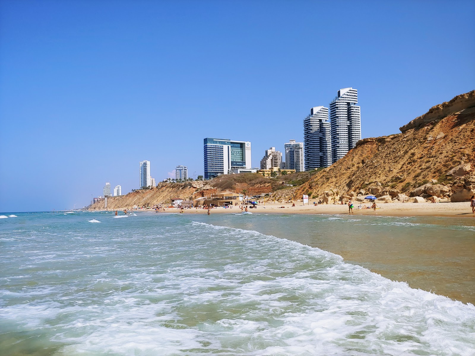 Φωτογραφία του Argaman beach με μπεζ άμμος επιφάνεια