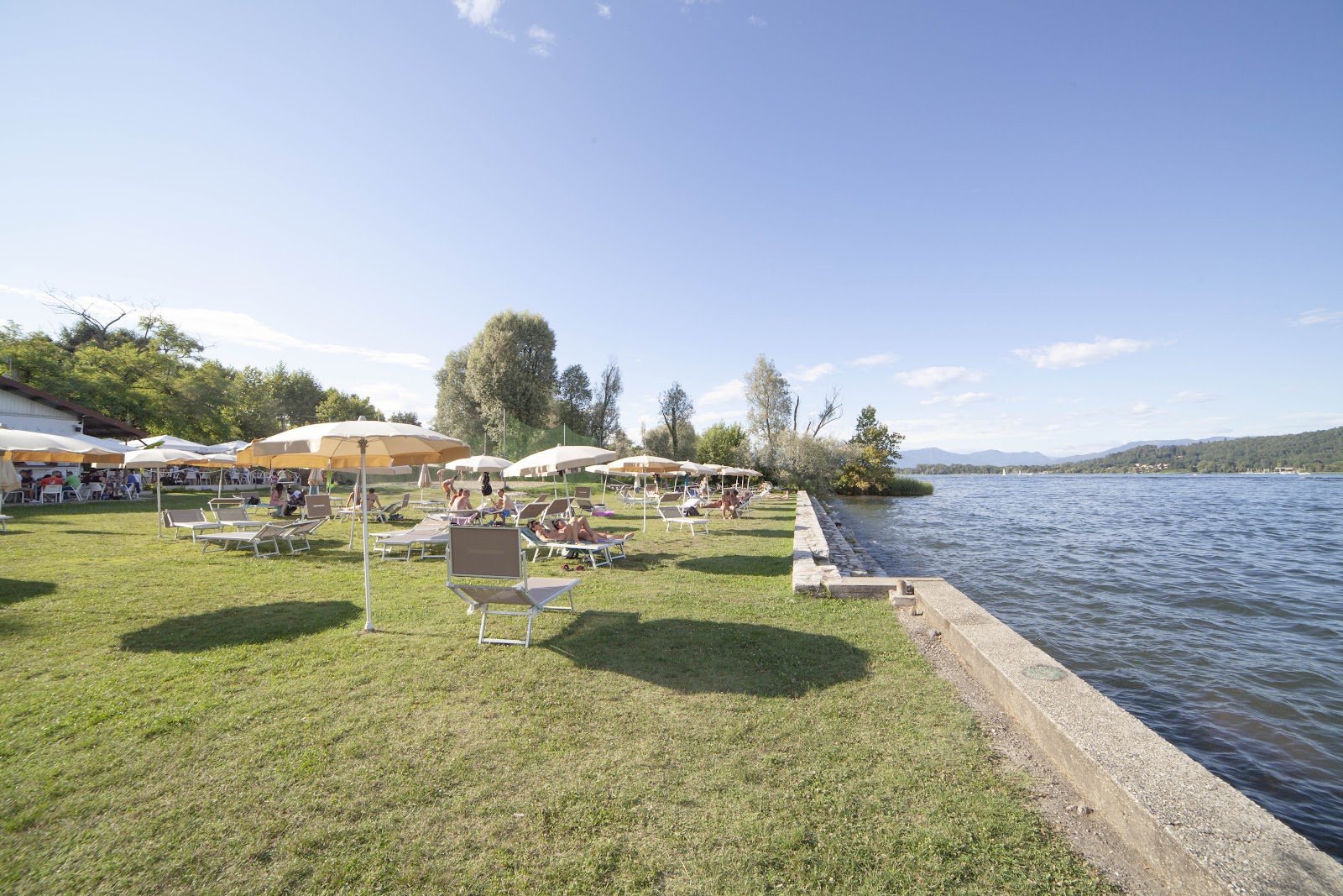 Fotografie cu Pirolino Beach cu o suprafață de iarbă