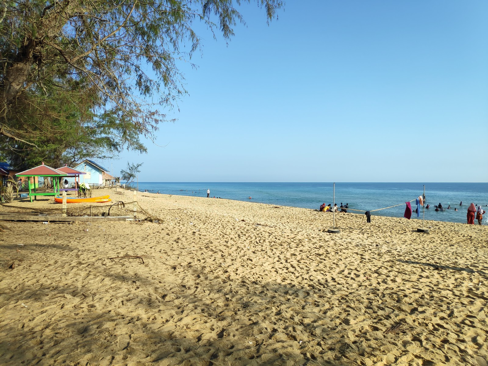 Fotografija Teluk Samilae Beach in naselje