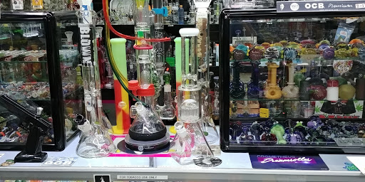 Tobacco Shop «The Hub Smoke Shop & Gifts», reviews and photos, 6410 N Oak Trafficway, Kansas City, MO 64118, USA