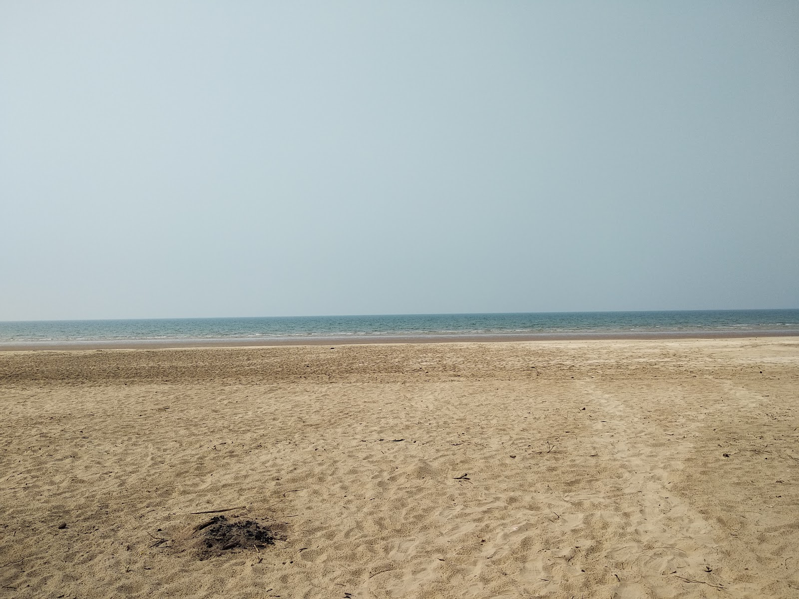 Pugu Lundu Beach的照片 带有碧绿色水表面