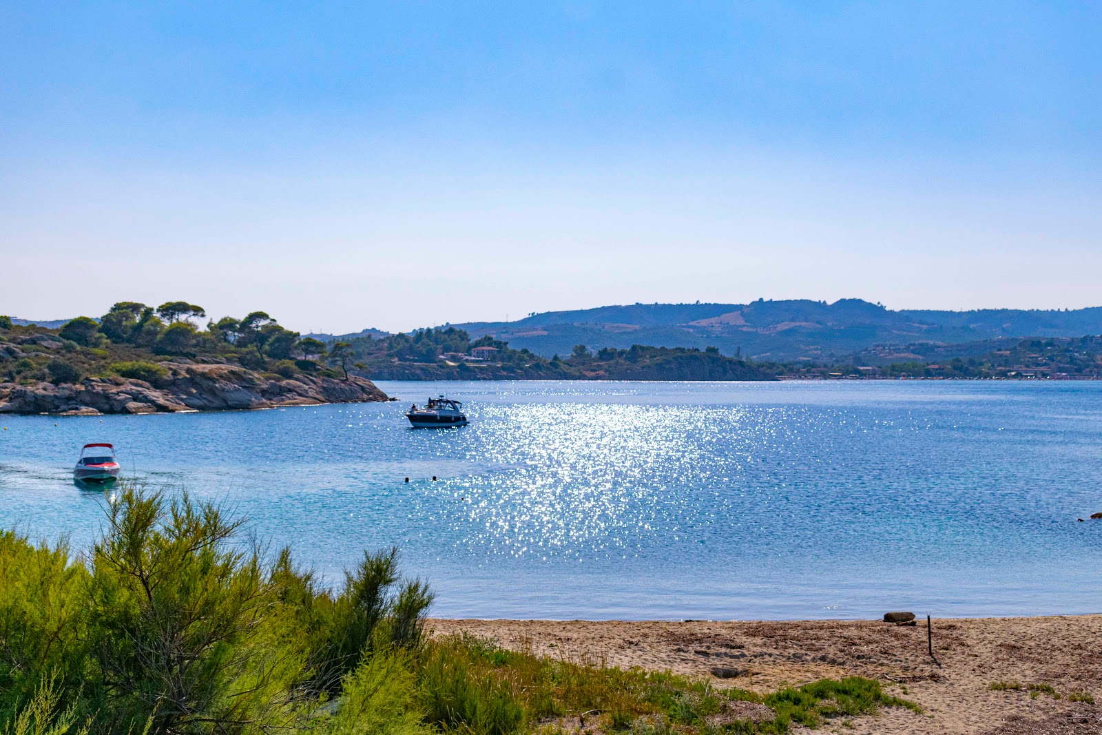 Latoura beach III'in fotoğrafı küçük koy ile birlikte
