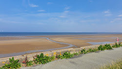 Foto de Praia de Wallasey com uma linha costeira espaçosa