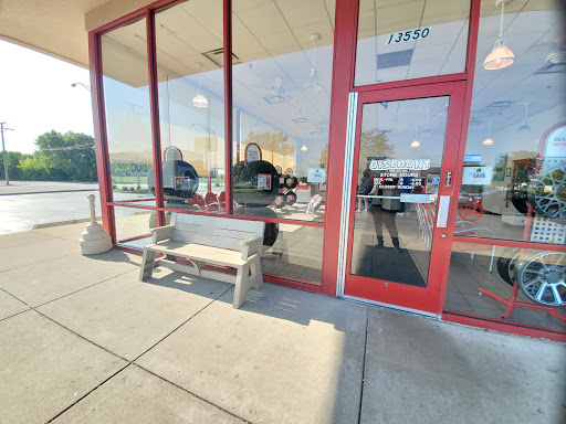 Tire Shop «Discount Tire Store - Crestwood, IL», reviews and photos, 13550 S Cicero Ave, Crestwood, IL 60445, USA