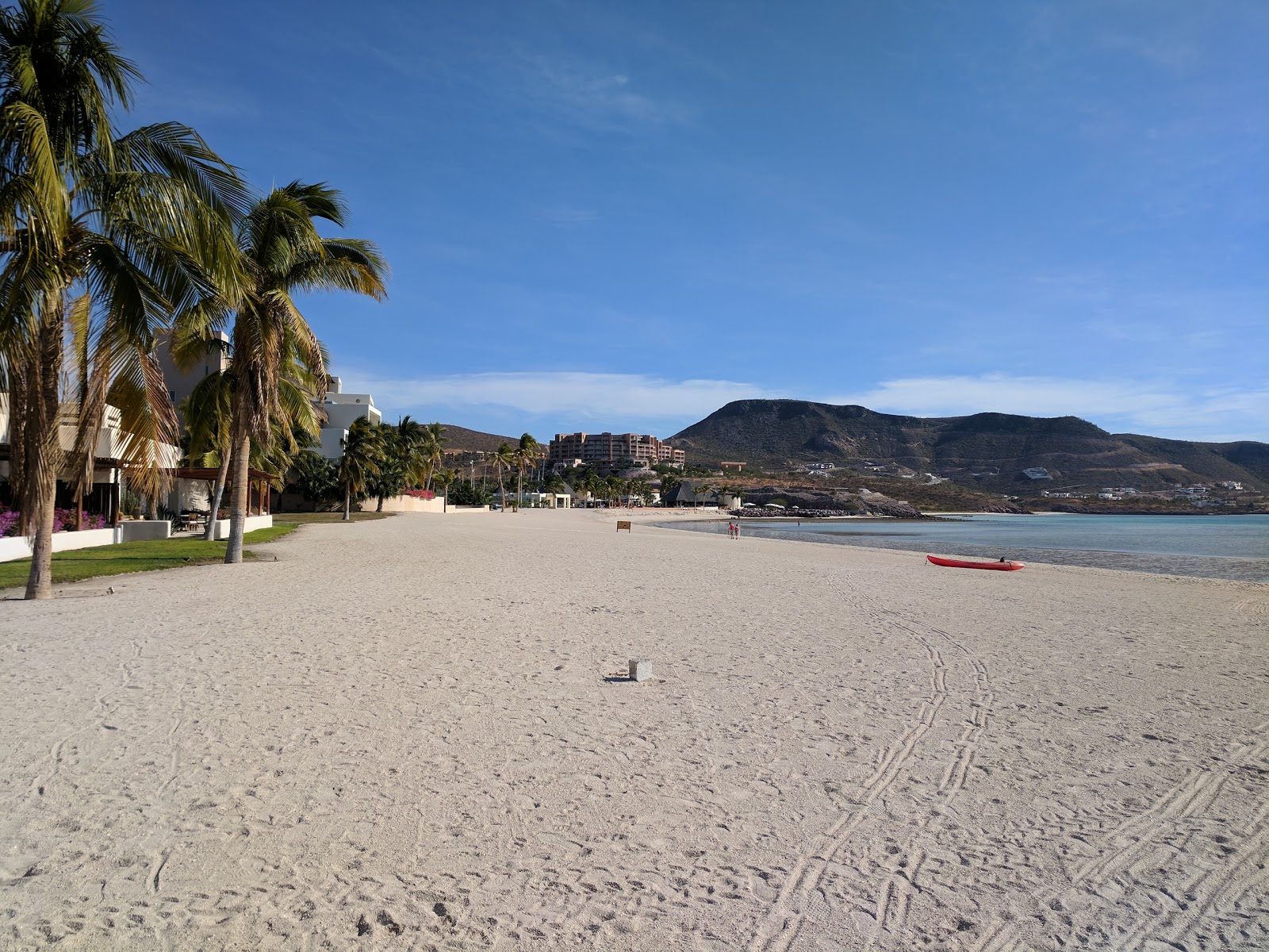 Photo de Playa Puerta Cortes avec sable fin et lumineux de surface
