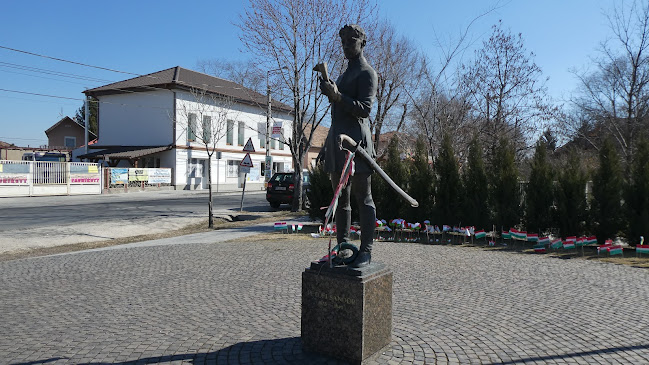 Petőfi Sándor szobra - Templom