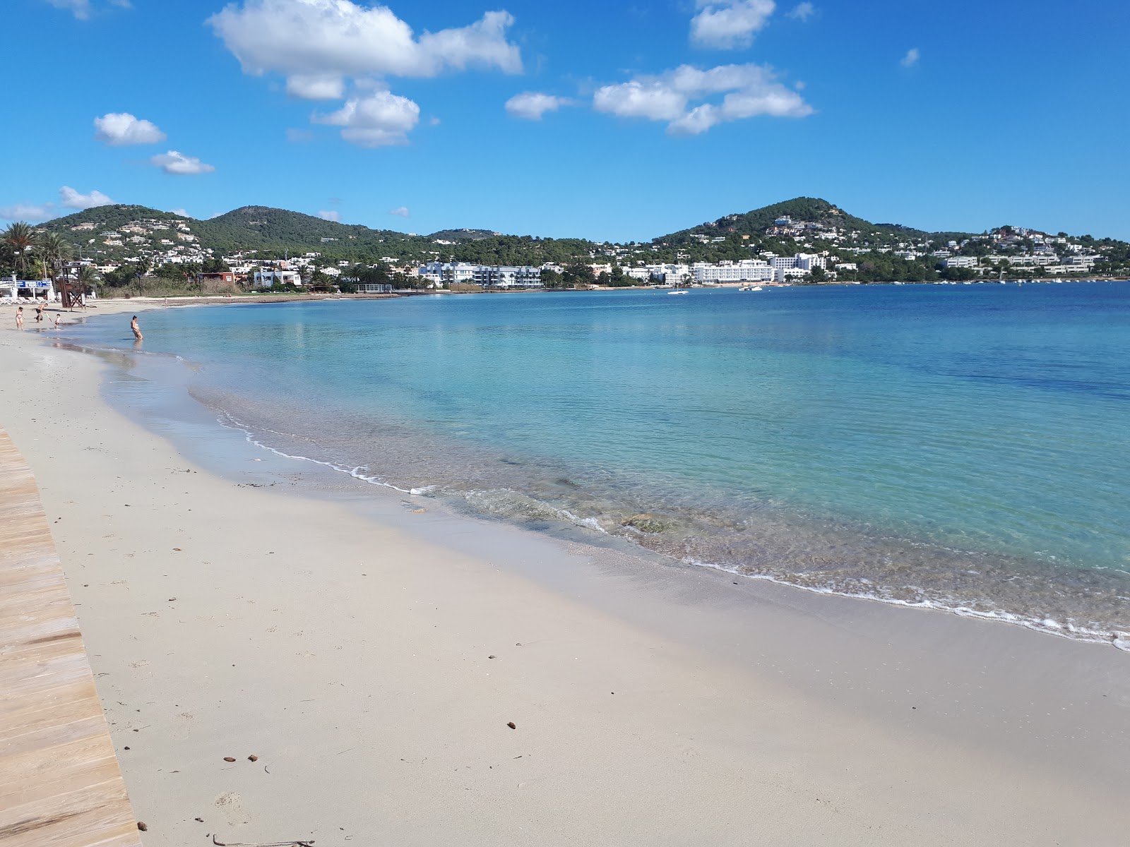 Foto von Playa de Talamanca mit feiner beiger sand Oberfläche