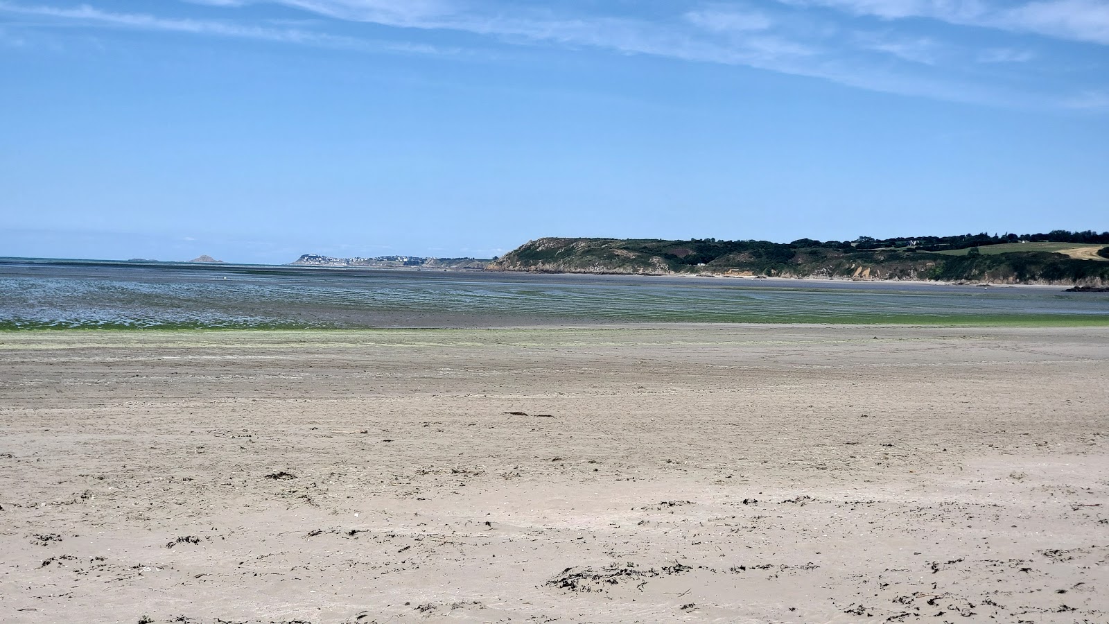 Foto von Plage Bon Abri mit beiger sand & kies Oberfläche