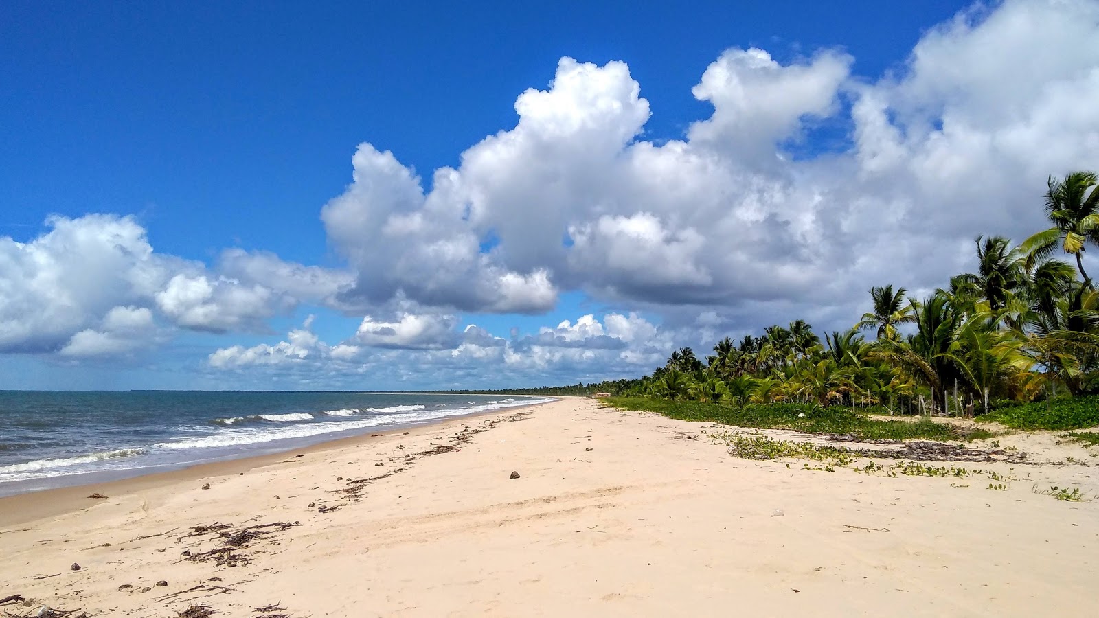 Praia de Pratigi的照片 带有明亮的沙子表面