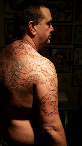 Tattoo Shop «I Ov Thee Dragon Tattoo And Body Piercing Studio», reviews and photos, 614 6th St, Racine, WI 53403, USA