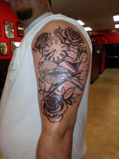 Tattoo Shop «Lucky Dice Tattoos Westgate», reviews and photos, 127 S Blackstock Rd, Spartanburg, SC 29301, USA