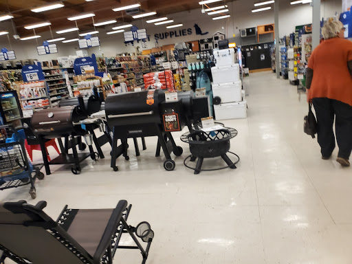 Animal Feed Store «Wilco Farm Store», reviews and photos, 2300 E Hancock St, Newberg, OR 97132, USA