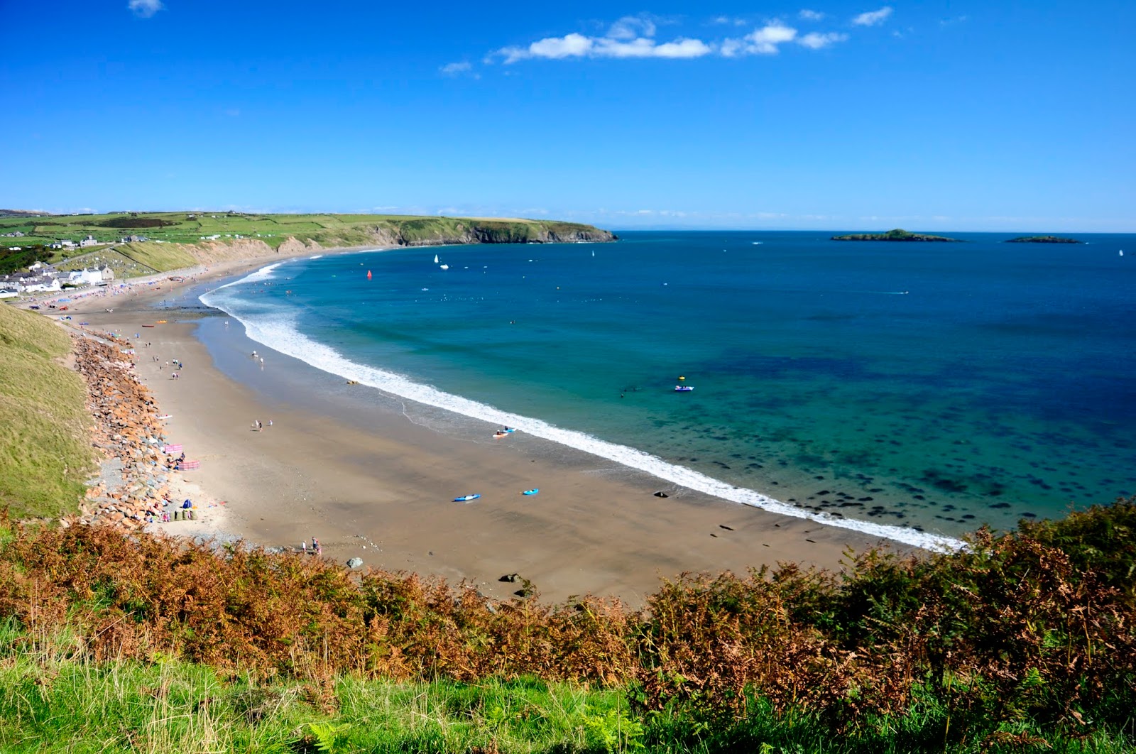 Foto de Praia de Aberdaron com areia clara e seixos superfície