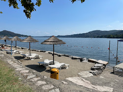 Solcio di Lesa Beach'in fotoğrafı düz bir kıyı şeridi ile birlikte