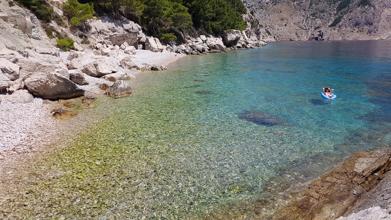 Foto di Vruje II beach con una superficie del acqua cristallina