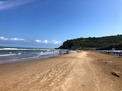 Foto von Calenelle Beach von Klippen umgeben