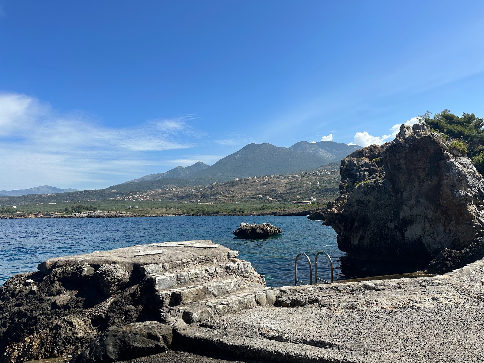 Gnospi Beach'in fotoğrafı dağlarla çevrili