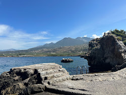 Gnospi Beach'in fotoğrafı dağlarla çevrili