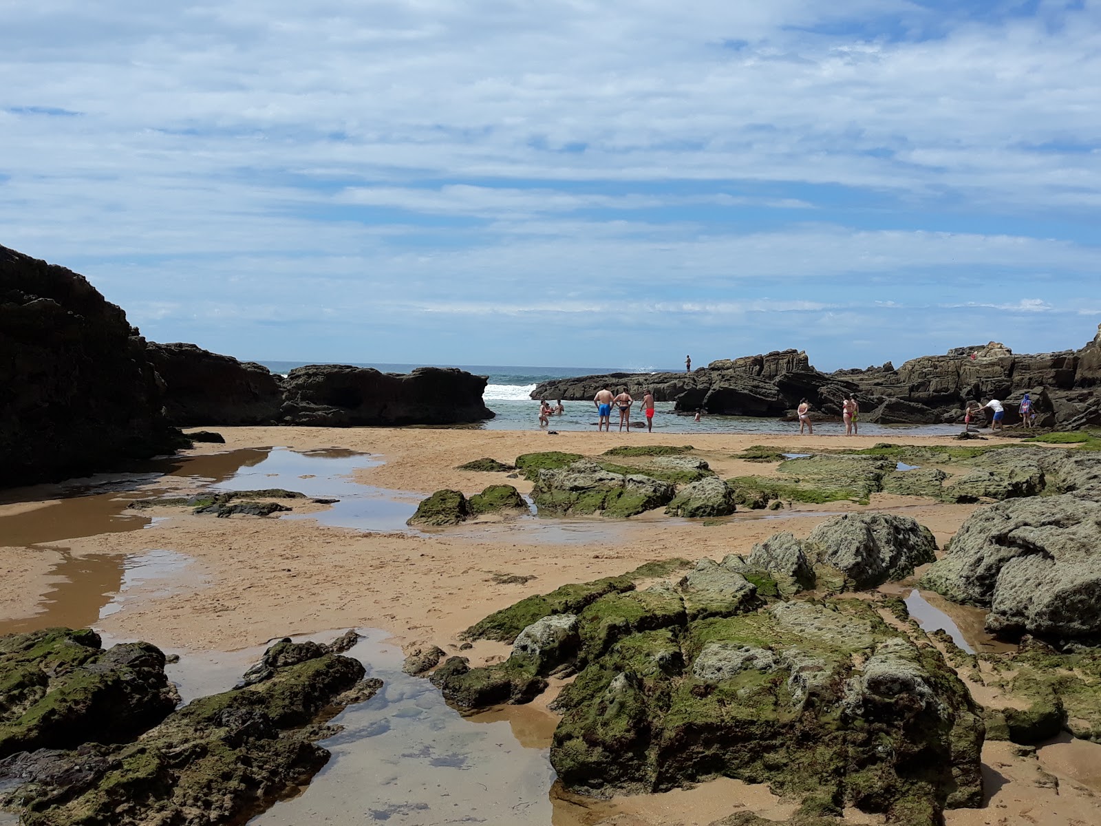 Foto av Playa de Galizano omgiven av klippor