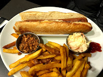 Hot-dog du Restaurant de hamburgers Schwartz's Deli à Paris - n°7