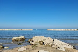 spiaggia libera di Fano image