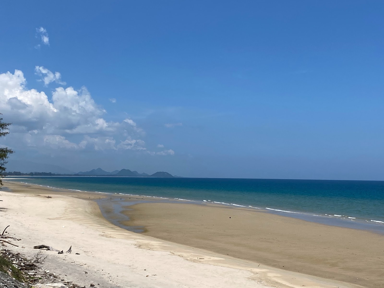 Foto de Don Samran Beach - lugar popular entre os apreciadores de relaxamento