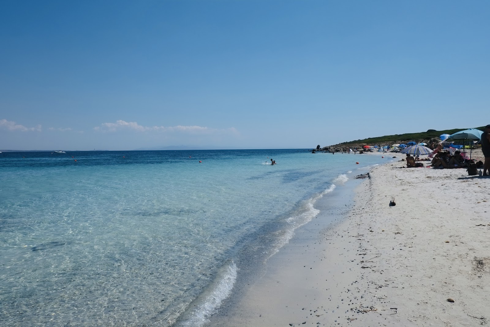 Valokuva Spiaggia le Salineista. pinnalla sininen puhdas vesi:n kanssa