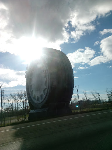 Sculpture «The Uniroyal Tire», reviews and photos, Detroit Industrial Expy, Allen Park, MI 48101, USA