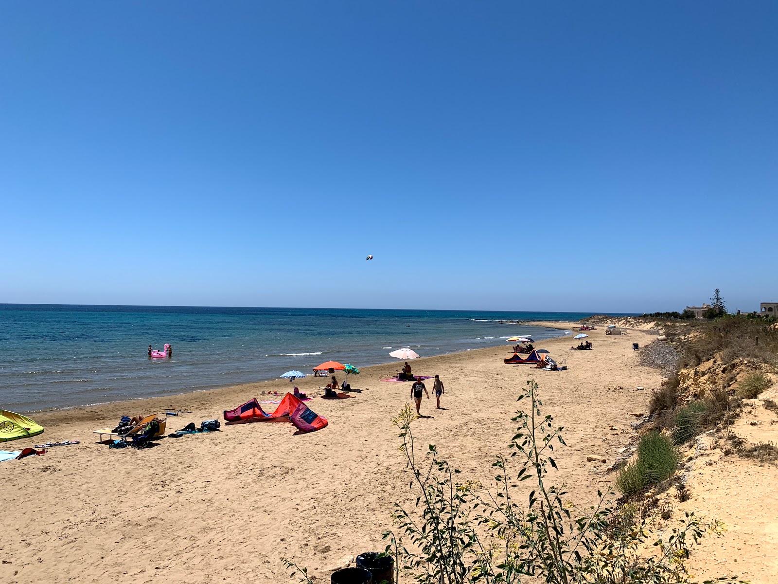 Foto von Puzziteddu beach mit türkisfarbenes wasser Oberfläche