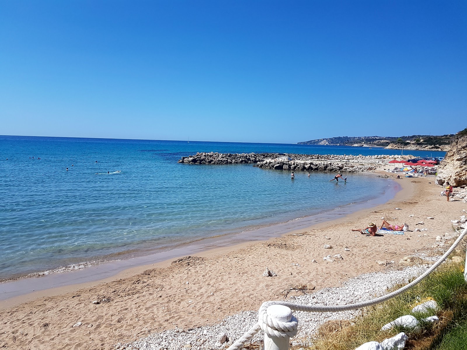 Foto di Paralia Trapezaki con parzialmente pulito livello di pulizia