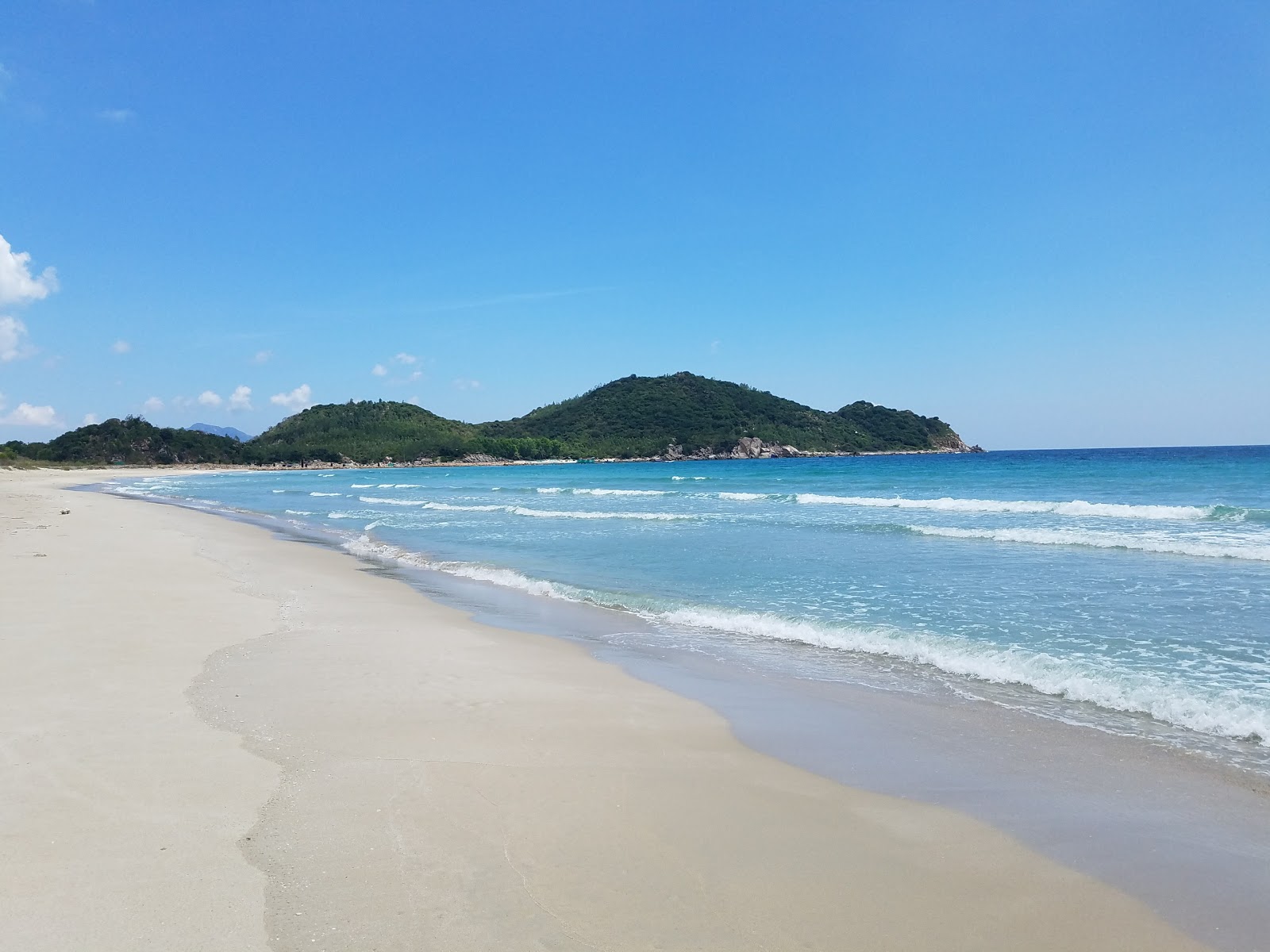 Photo de Binh Tien Beach avec l'eau cristalline de surface