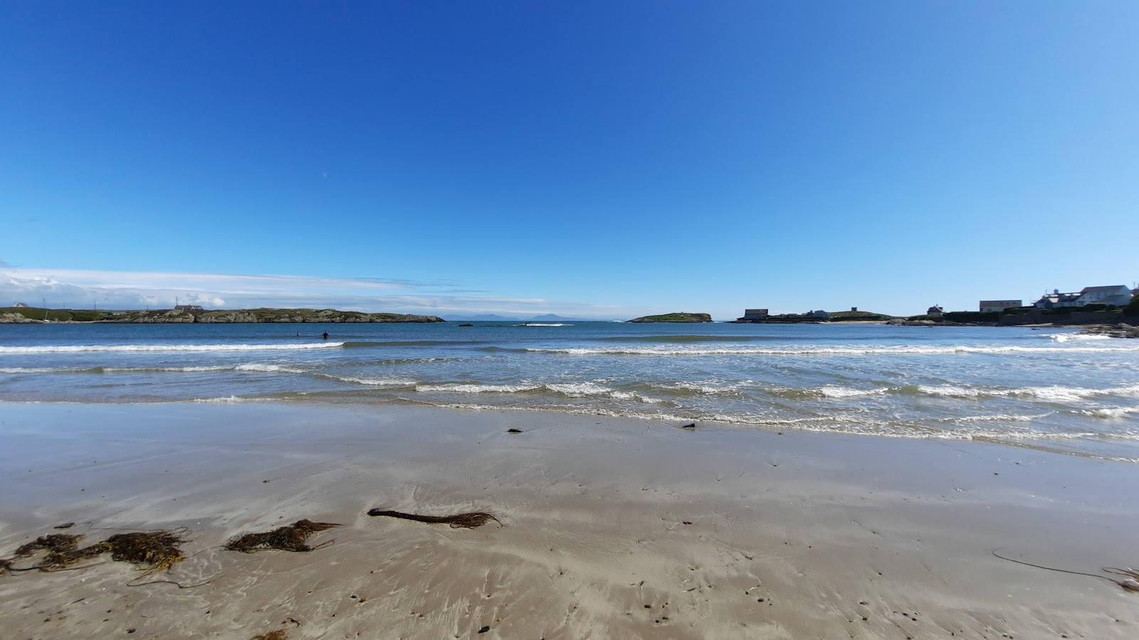 Foto di Traeth Borth Wen con una superficie del sabbia beige