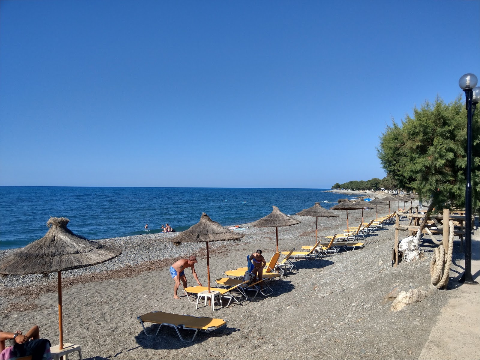 Foto de Tavronitis Beach con pequeños guijarros grises superficie