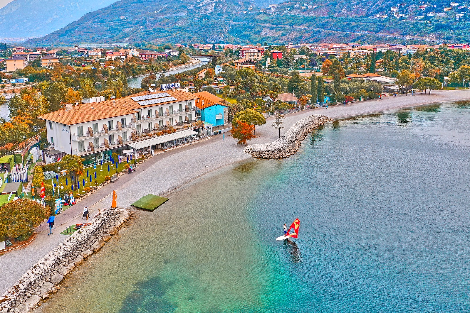 Foto de Spiaggia di Torbole com alto nível de limpeza