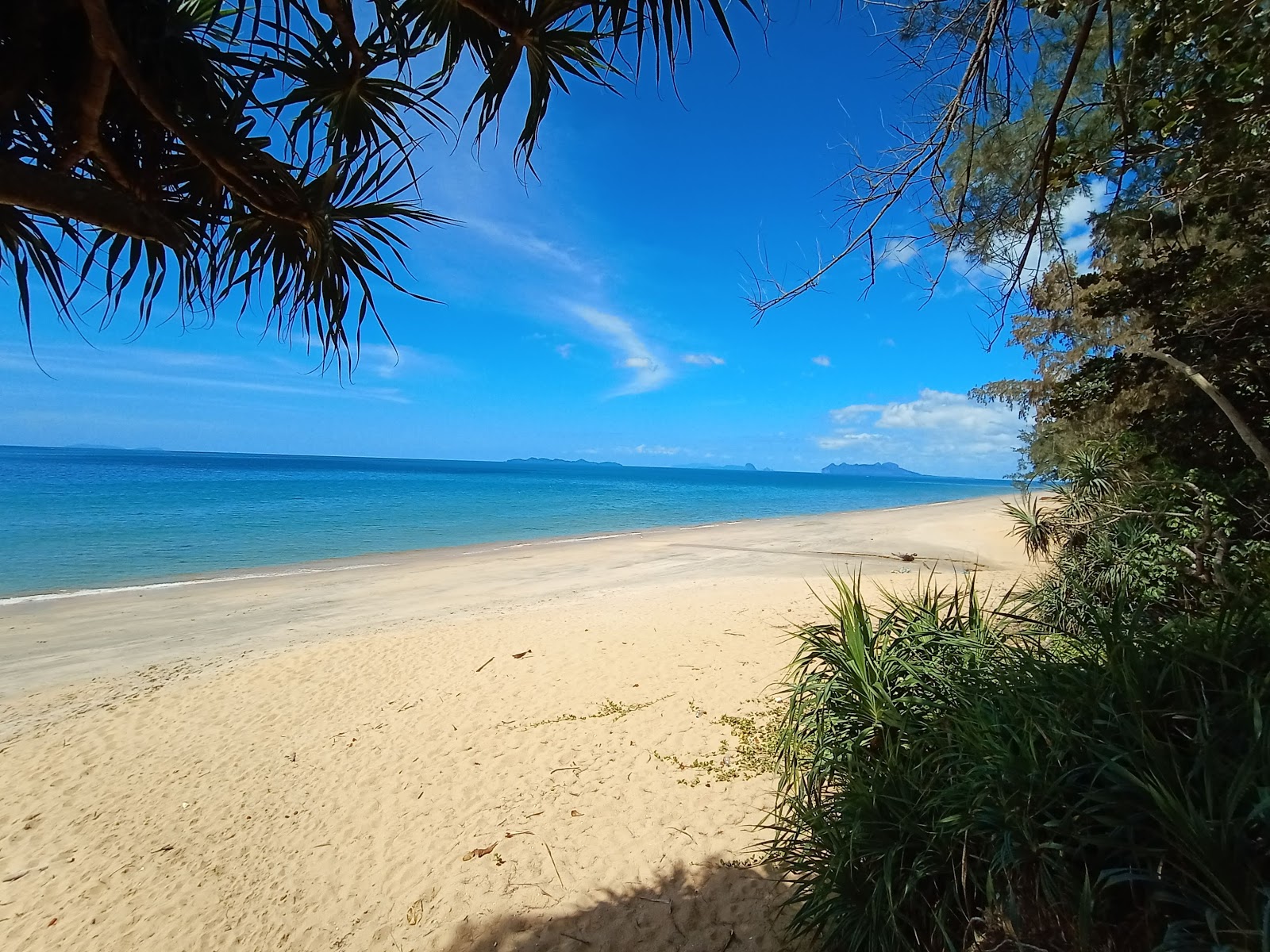 Foto van Tung Yaka Beach met hoog niveau van netheid