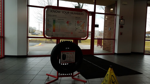 Tire Shop «Discount Tire Store - Schaumburg, IL», reviews and photos, 400 W Higgins Rd, Schaumburg, IL 60195, USA