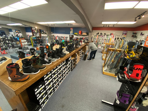 Boat Dealer «Buckeye Sports Center», reviews and photos, 4610 State Rd, Peninsula, OH 44264, USA