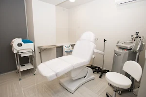Advanced Hair Clinics image