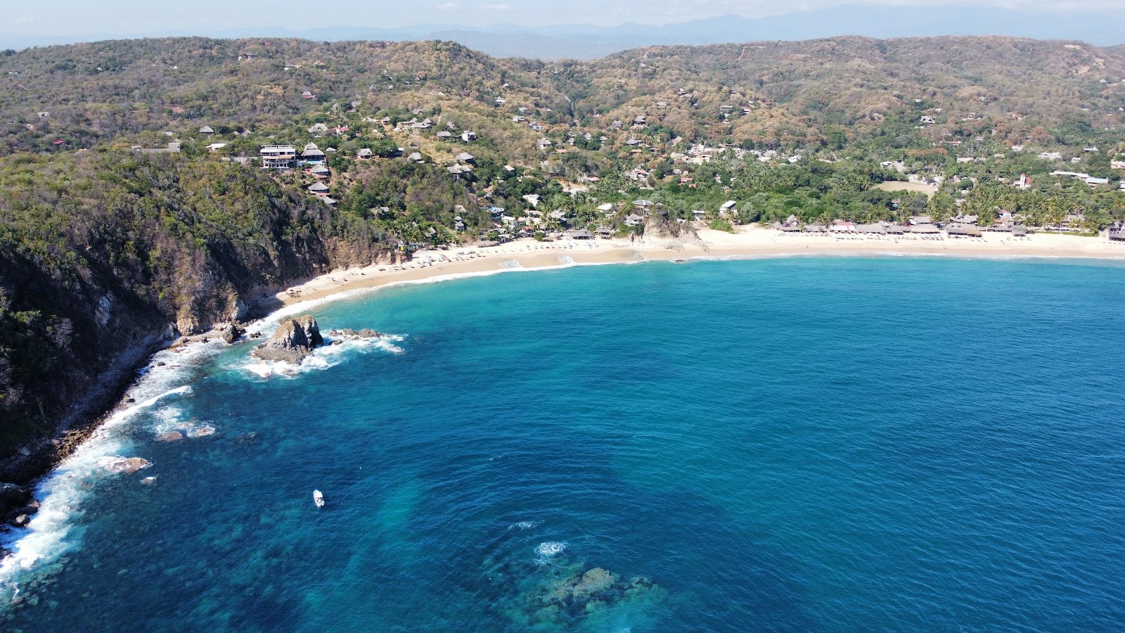 Foto av Playa Mazunte omgiven av klippor