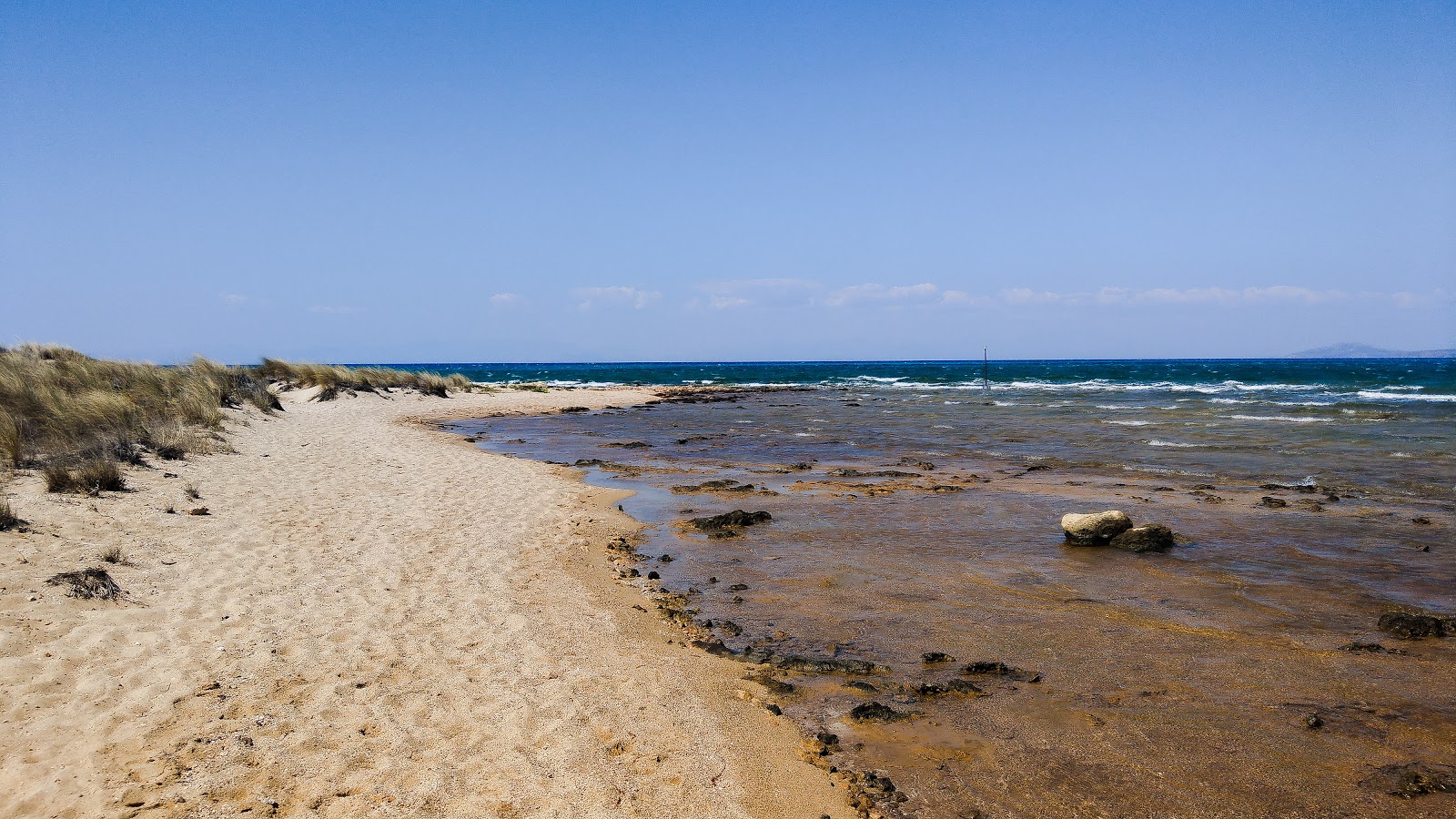 Photo de Kalogeras beach avec sable brillant et rochers de surface