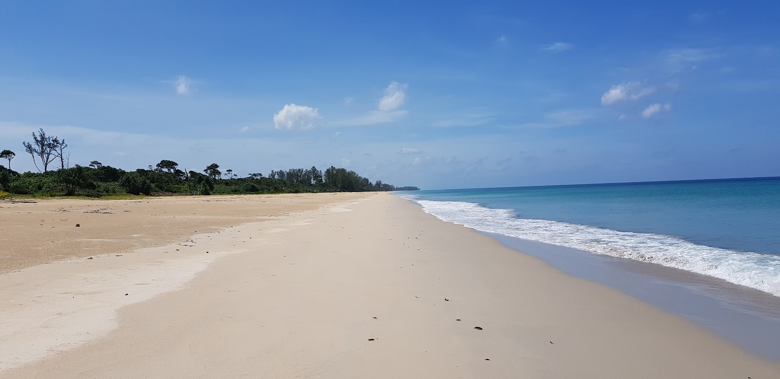 Foto de Khao Na Yak Golden Beach con recta y larga