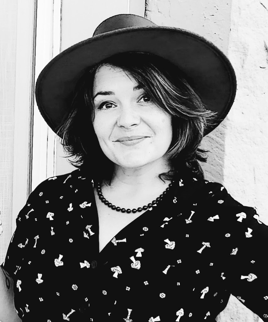 Hollyn Behind the Chair 81003