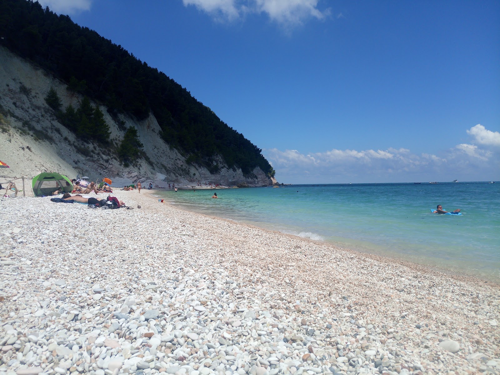 Fotografie cu Spiaggia Sassi Neri cu o suprafață de apa pură turcoaz