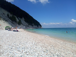 Spiaggia Sassi Neri'in fotoğrafı geniş bir kıyı şeridi ile birlikte