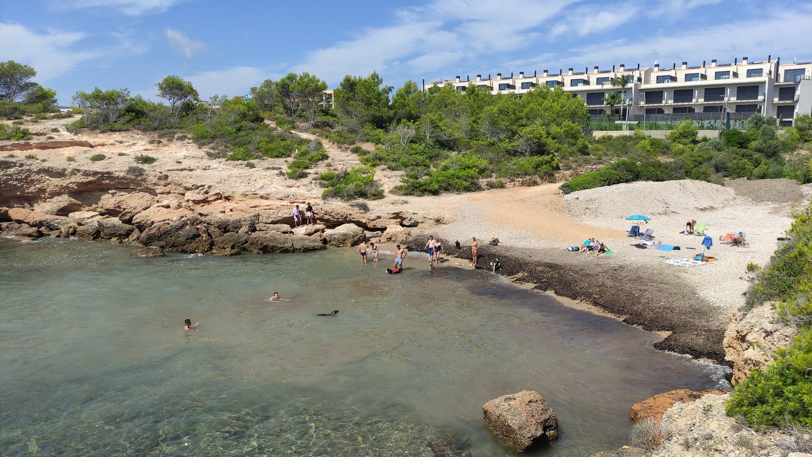 Foto de Cala Bon Caponet com pequenos seixos bege superfície
