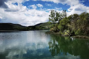 Zona de recreo y baño Lago Carucedo image