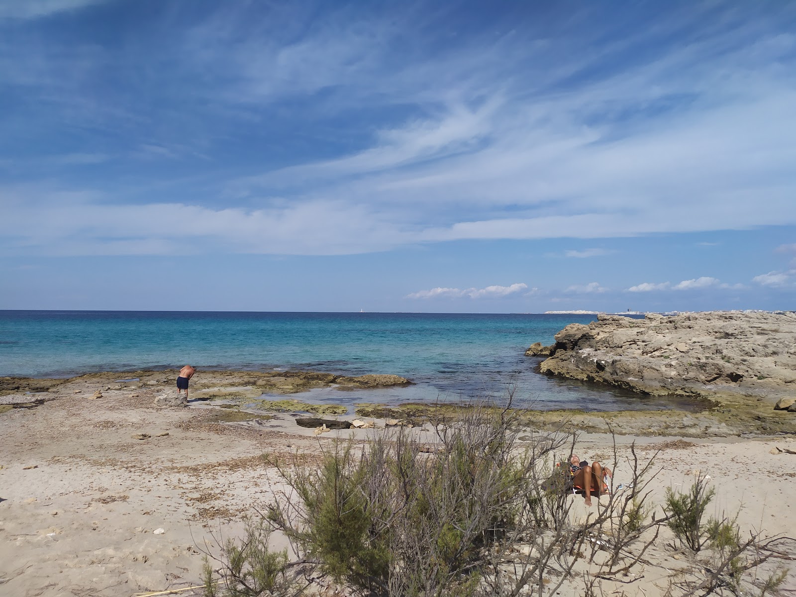 Foto von Spiaggia la Sujana befindet sich in natürlicher umgebung