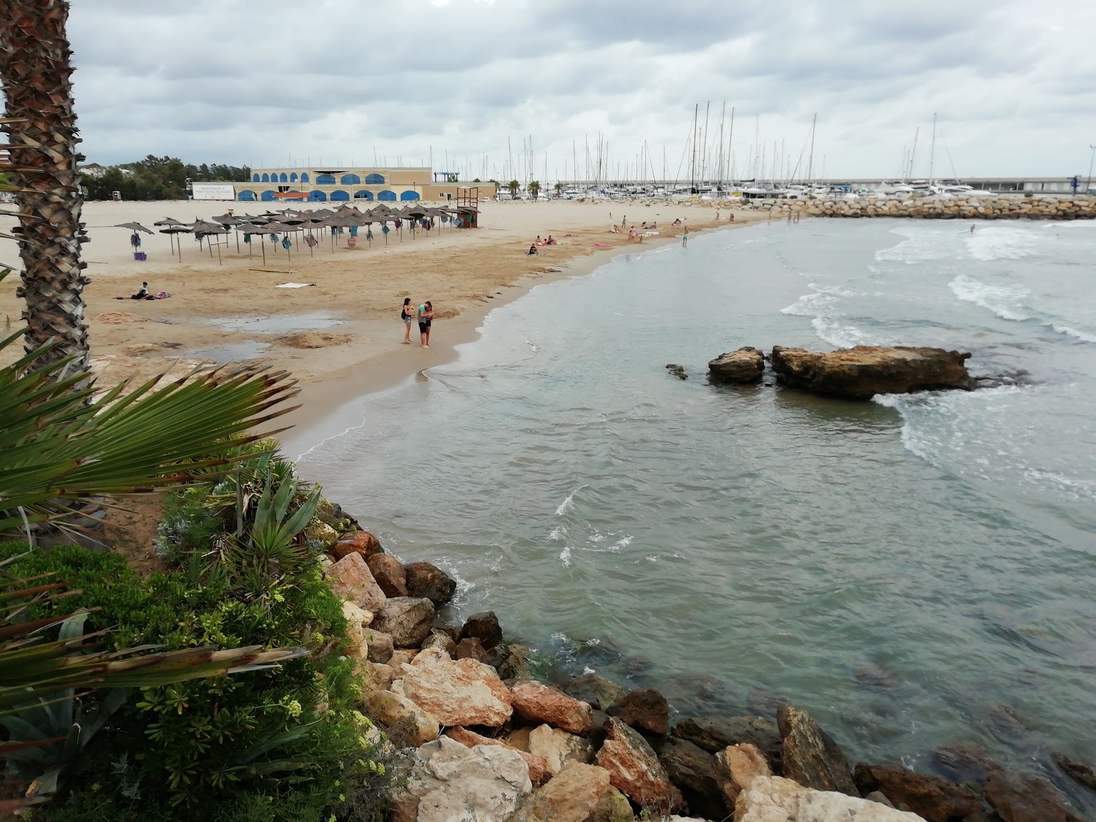 Platja de la Pallisseta'in fotoğrafı kahverengi kum yüzey ile