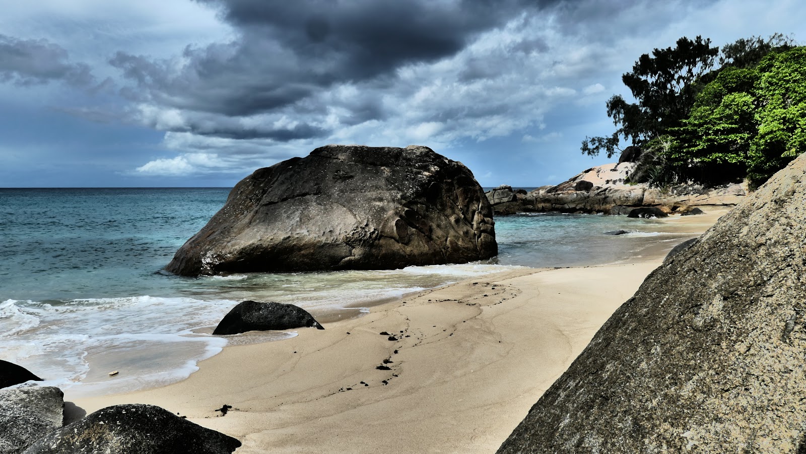 Foto von Machabee beach und die siedlung