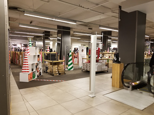 Shoe Store «DSW Designer Shoe Warehouse», reviews and photos, 385 Washington St, Boston, MA 02108, USA